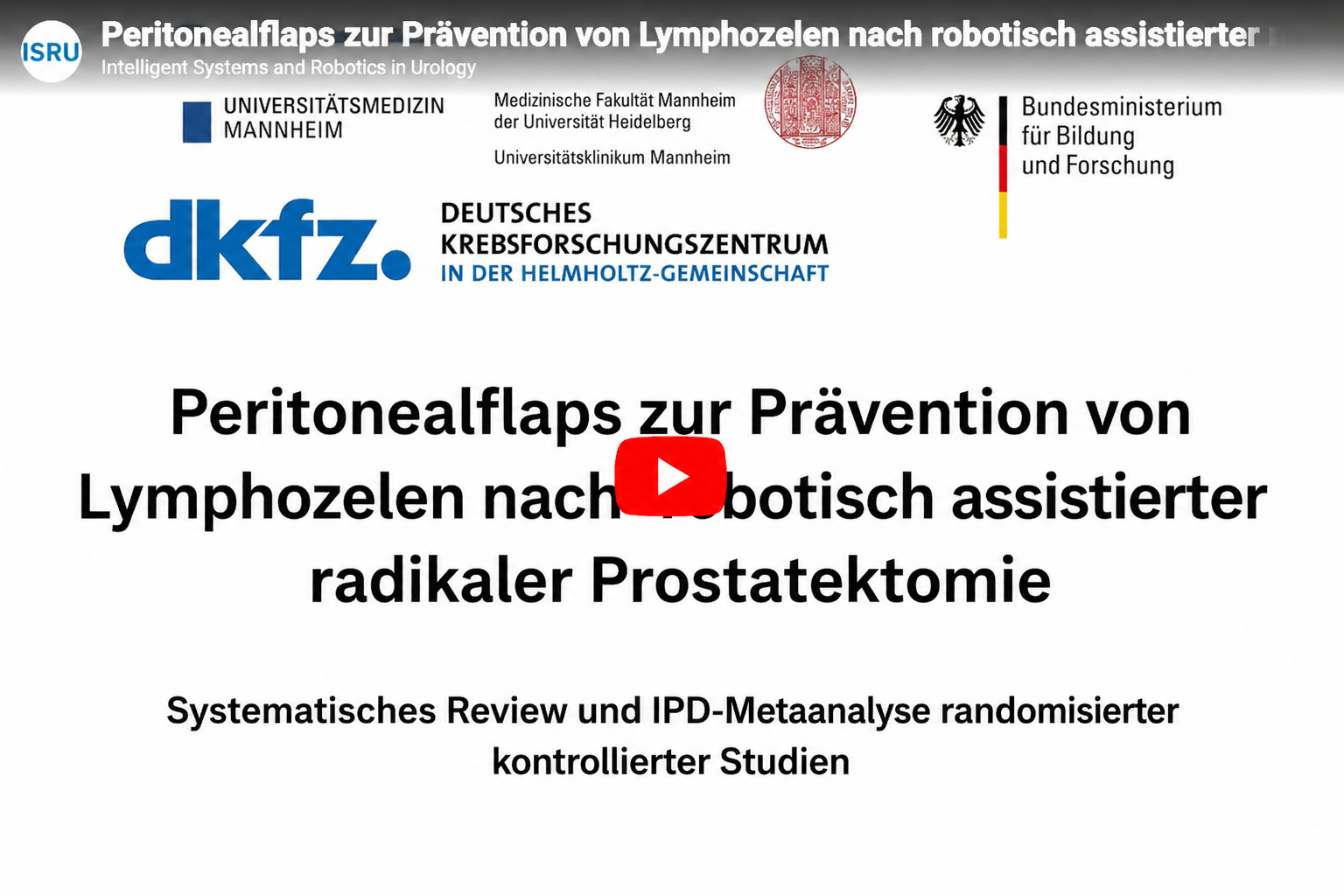 260430_URO-Peritonealflaps Video-Thumbnail mit weißem Hintergrund und mehreren Logos (Universitätsmedizin Mannheim, DKFZ, Bundesministerium). In der Mitte ein großer Titel zur Prävention von Lymphozelen nach roboterassistierter radikaler Prostatektomie, darunter ein Untertitel zur systematischen Review- und Metaanalyse; zentral überlagert von einem roten Play-Button.